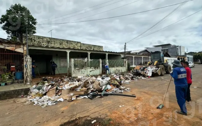 Antes e depois: limpeza em casa de idoso que acumulava lixo retira 26 toneladas de entulho em 2 dias no AC
