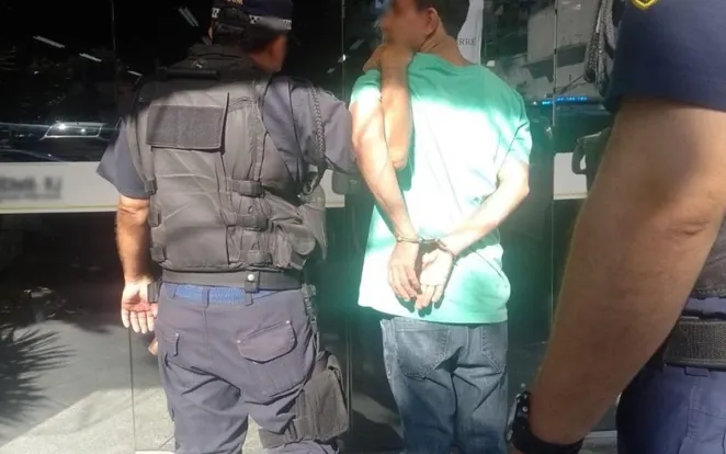 Homem é preso após furtar televisão e trocar de roupa entre lojas para evitar reconhecimento em Campos