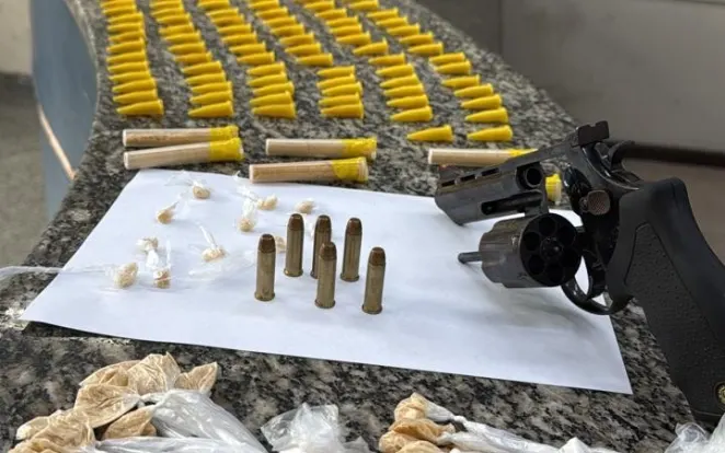 Dois homens são presos com arma e drogas durante operação da PM em Barra Mansa