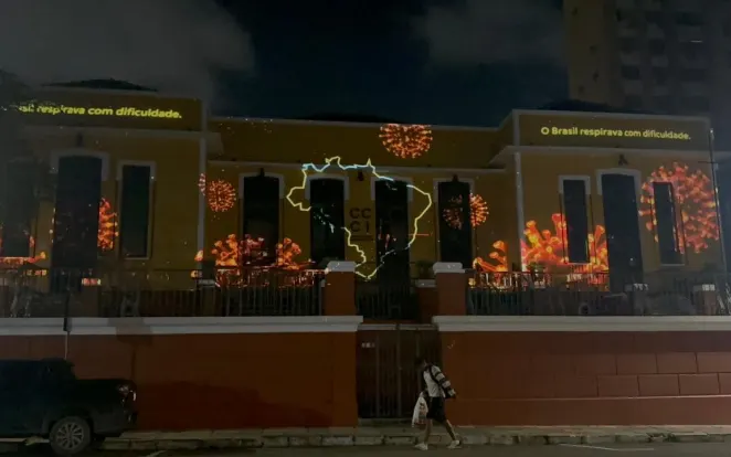 Vítimas da Covid-19 e profissionais de saúde são homenageados em projeção no Centro Histórico de Manaus