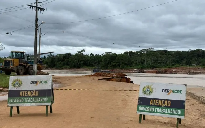 Travessia por balsa entre cidades do Acre é interditada após erosão de terra