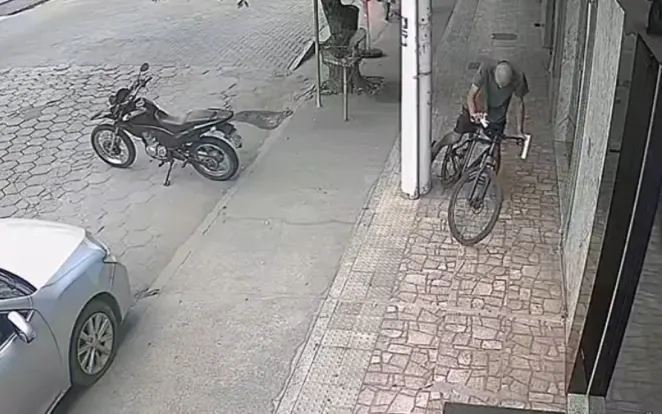 Sete minutos após sair de presídio de Aimorés, homem furta bicicleta para voltar para casa, em Resplendor
