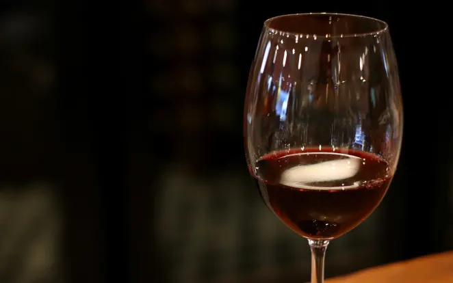 'Boa noite, Cinderela': mulher que usava vinho para dopar e roubar homens tem prisão mantida em SC