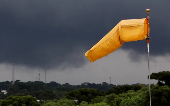 Paraná recebe alertas de chuvas intensas e tempestades com ventos de até 100 km/h em mais de 300 cidades; veja quais e a previsão do tempo