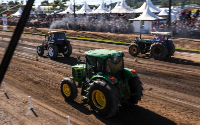 Competição entre agricultores a 90 km/h: Conheça arrancada de tratores, que movimenta Sul de SC