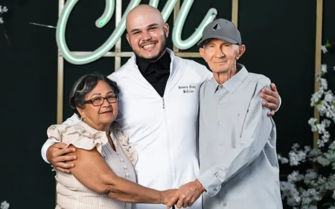 'Sentimos tanto orgulho', diz mãe que venceu câncer e recebeu homenagem de filho em cerimônia