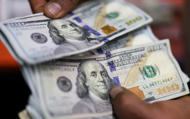 Dólar inicia o dia com alívio no petróleo e IPCA-15 no radar