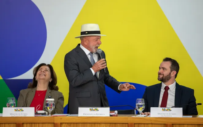 Contas do governo têm superávit de R$ 25,2 bilhões em abril, melhor resultado para o mês em 4 anos