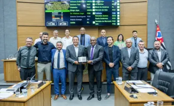 Câmara Municipal de Cajamar recebe vereador de São Paulo e reforça debate sobre regularização fundiária