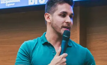 Prefeito Kauan Berto entrega 3.500 kits esportivos para alunos das escolinhas de Cajamar