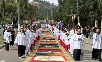 Cajamar celebra Corpus Christi com tapete de mais de 500 metros de extensão